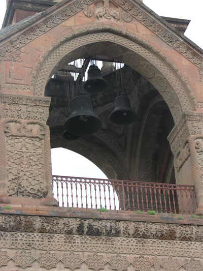 Двухъярусная колокольня с восьми колонной звонницей, собор Эчмиадзин